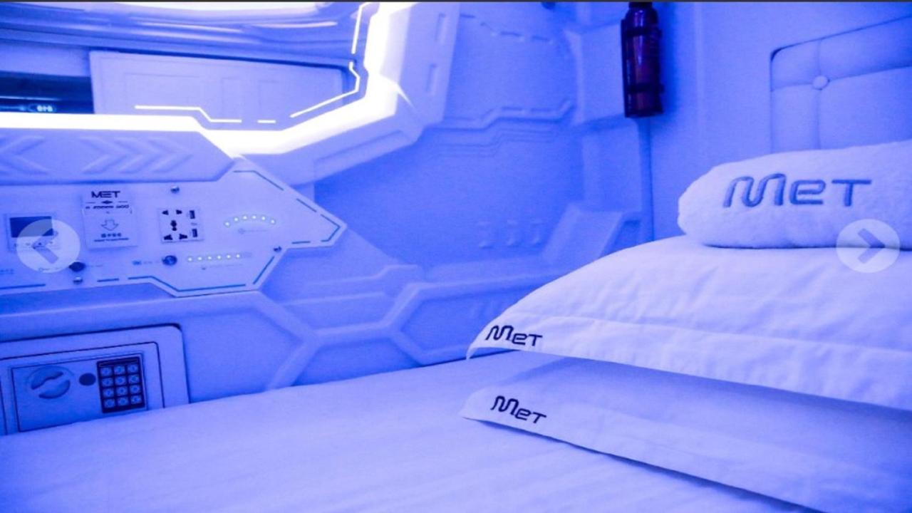 Met A Space Pod At Arab Street Singapore Exterior photo