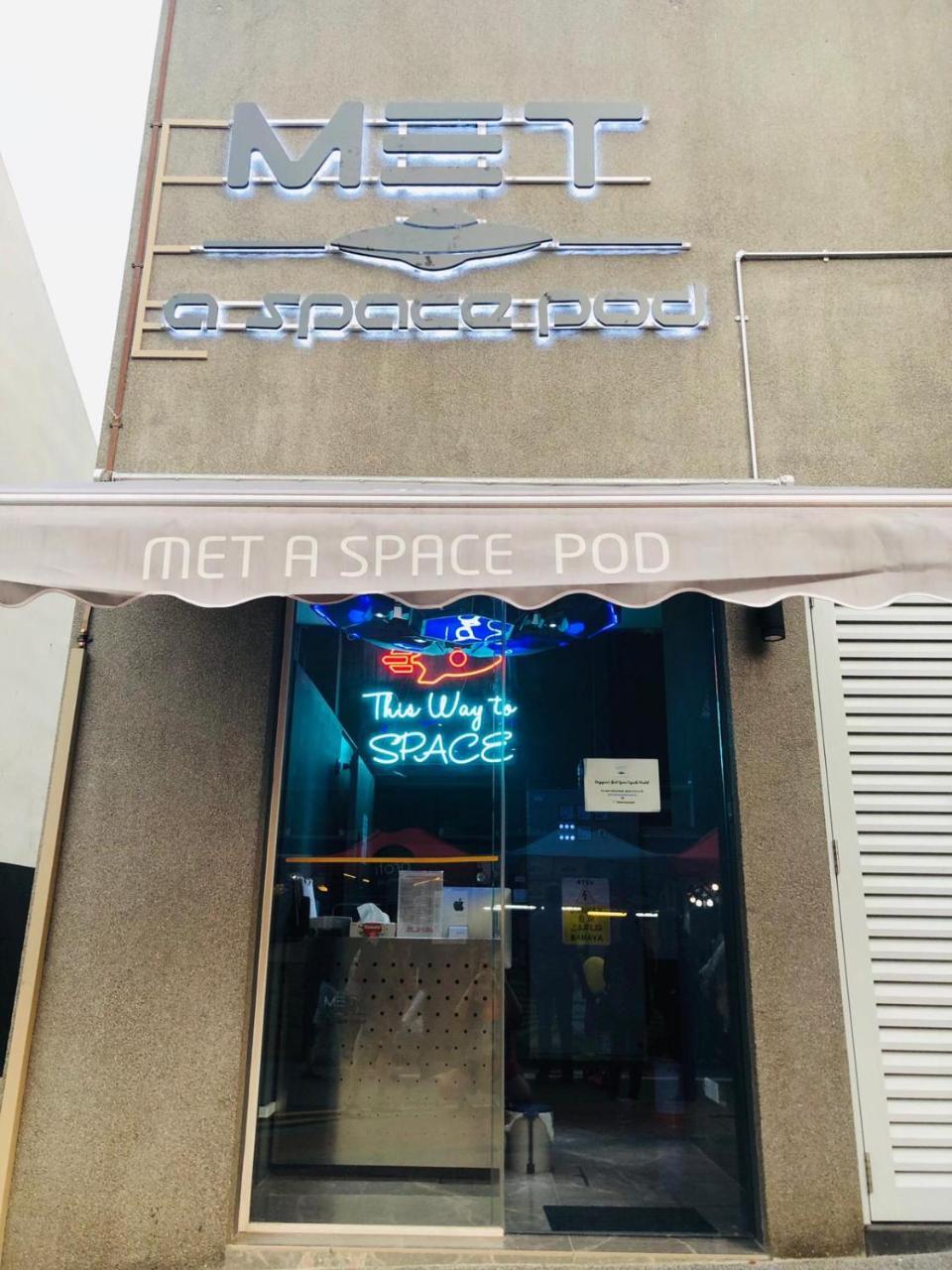 Met A Space Pod At Arab Street Singapore Exterior photo