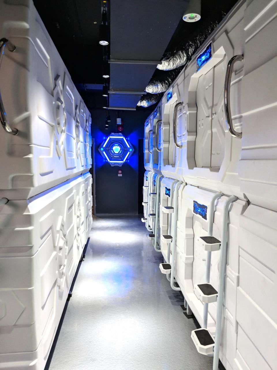 Met A Space Pod At Arab Street Singapore Exterior photo